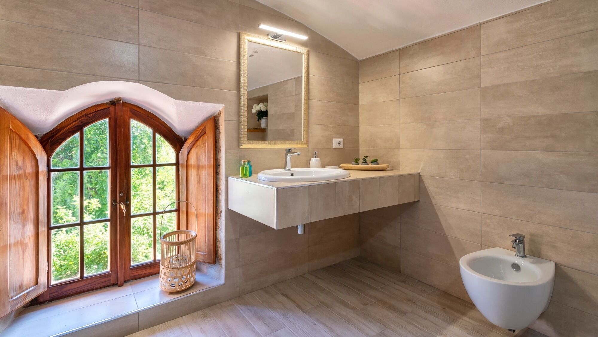 Ducha, secador de pelo, bidet, toallas