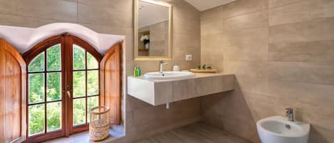 Ducha, secador de pelo, bidet, toallas