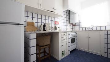 Fridge, oven, stovetop, coffee/tea maker