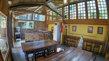 Refrigerador em uma área comum, micro-ondas em uma área comum