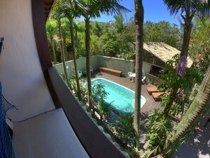 Habitación superior, vistas a la piscina | Vistas del balcón