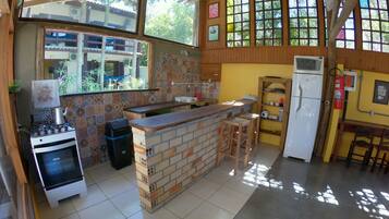 Refrigerador em uma área comum, micro-ondas em uma área comum