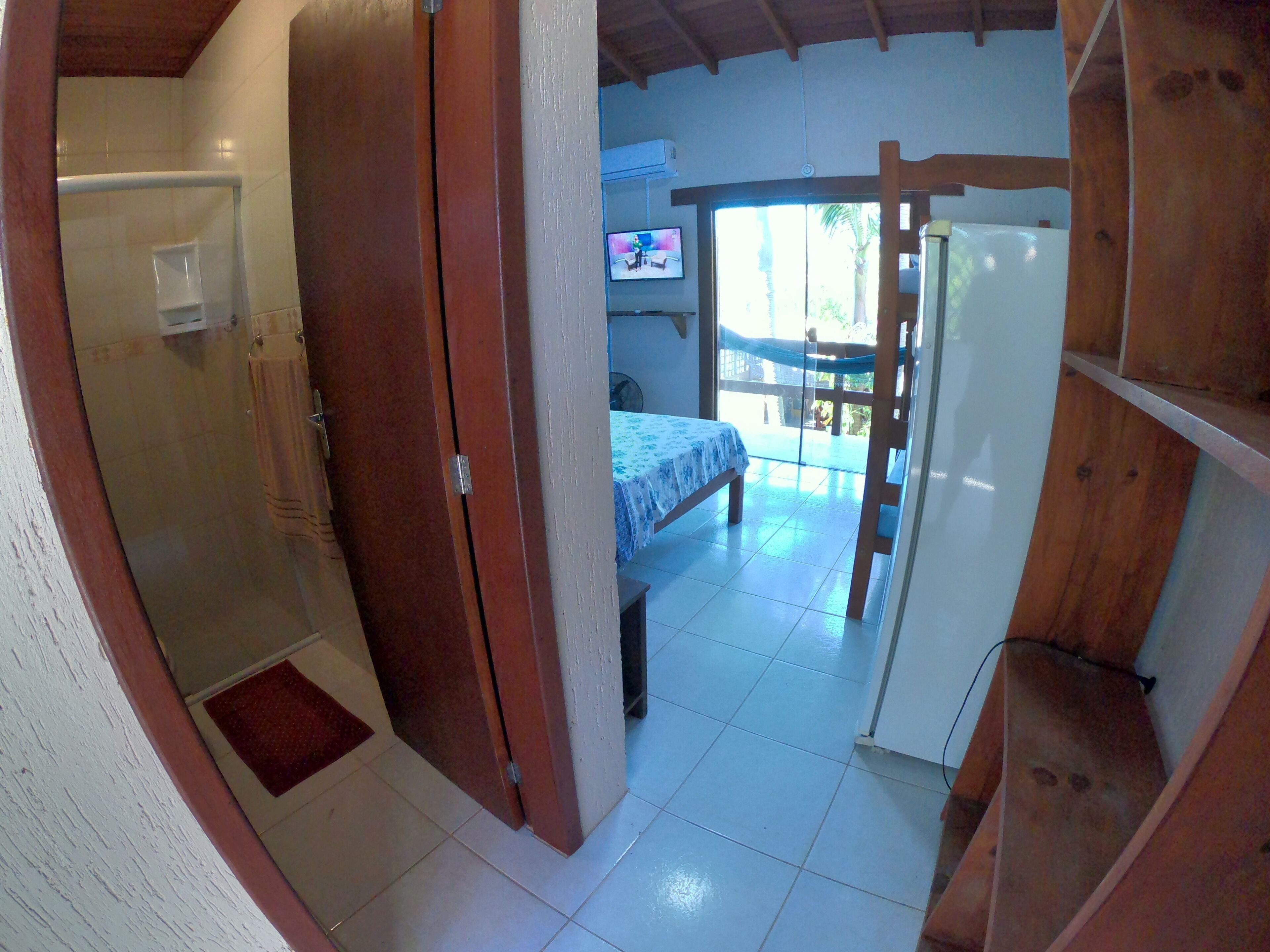 Quarto superior, vista para a piscina | Banheiro | Chuveiro, toalhas de banho, sabonete, papel higiênico