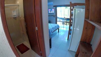 Quarto superior, vista para a piscina | Banheiro | Chuveiro, toalhas de banho, sabonete, papel higiênico