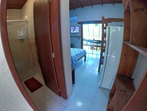 Superior Room, Pool View | Bathroom | Shower, towels, soap, toilet paper - Pousada El Pátio da Ferrugem (Garopaba)