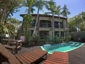 Una piscina al aire libre