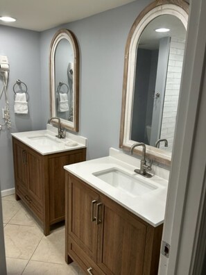 Combined shower/bathtub, hair dryer, towels - Oceanfront Private Terrace with Amazing Views!  (Miramar Beach)