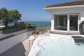 Outdoor spa tub - Portside (St Ives)