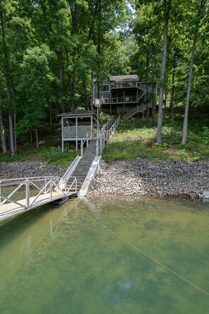 Exterior - Hakuna Matata = No Worries Huge Lakefront Home Private Dock Florida Room (LaFollette)
