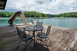 Outdoor dining - Hakuna Matata = No Worries Huge Lakefront Home Private Dock Florida Room (LaFollette)