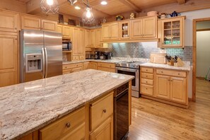 Fridge, microwave, oven, stovetop - Hakuna Matata = No Worries Huge Lakefront Home Private Dock Florida Room (LaFollette)