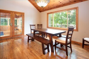 Dining - Hakuna Matata = No Worries Huge Lakefront Home Private Dock Florida Room (LaFollette)