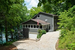 Exterior - Hakuna Matata = No Worries Huge Lakefront Home Private Dock Florida Room (LaFollette)