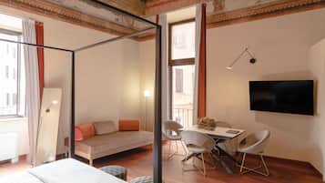 Junior Suite | 1 bedroom, premium bedding, down comforters, laptop workspace