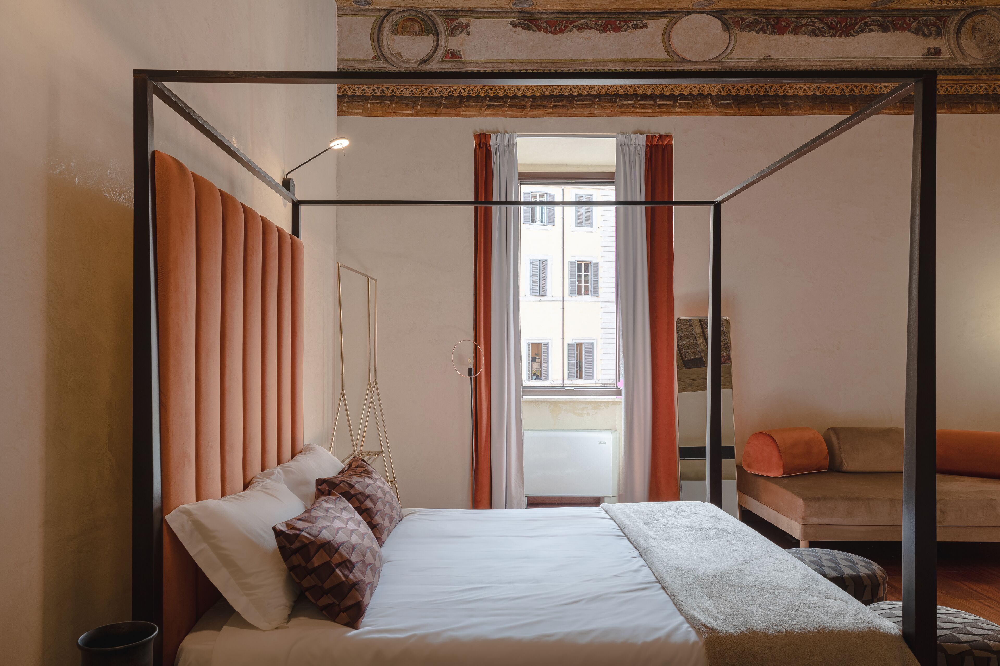 Une chambre à coucher avec un lit, une fenêtre et une vue sur l’extérieur.