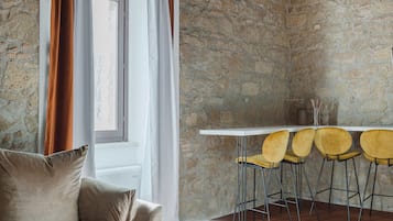 Chambre Deluxe | Coin séjour | TV connectée de 55 pouces avec chaßnes numériques, télévision