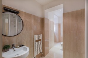 Deluxe Room | Bathroom | Shower, hair dryer, bidet, towels - Torre Capranica (Rome)