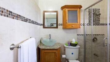 Lejlighed | Badeværelse | Bruser, hårtørrer, håndklæder