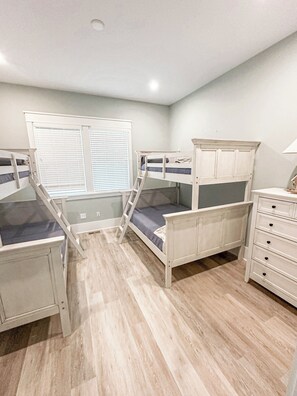 4 bedrooms, iron/ironing board, free WiFi, bed sheets