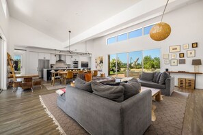 Een televisie, een open haard, boeken en een kantoor