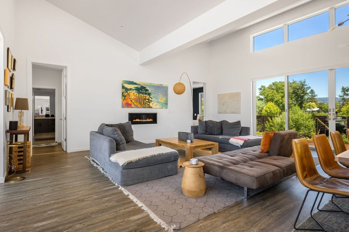 Televisión, chimenea, libros y oficina 