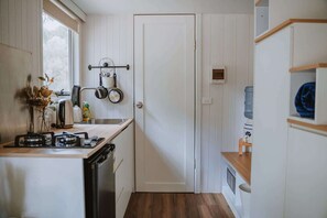 Refrigerador, microondas, tostadora y utensilios de cocina 