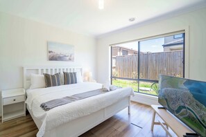 4 bedrooms, desk, iron/ironing board, WiFi - Modern Clyde House Smart TV*Dryer (Clyde)