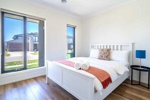 4 habitaciones, escritorio, tabla de planchar con plancha y wifi 