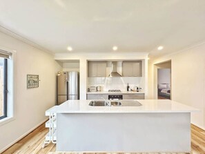 Refrigerador, microondas, horno, placa de cocina