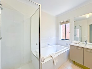 Bathtub, hair dryer, towels - Modern Clyde House Smart TV*Dryer (Clyde)
