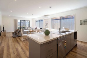 Interior - Modern Clyde House Smart TV*Dryer (Clyde)