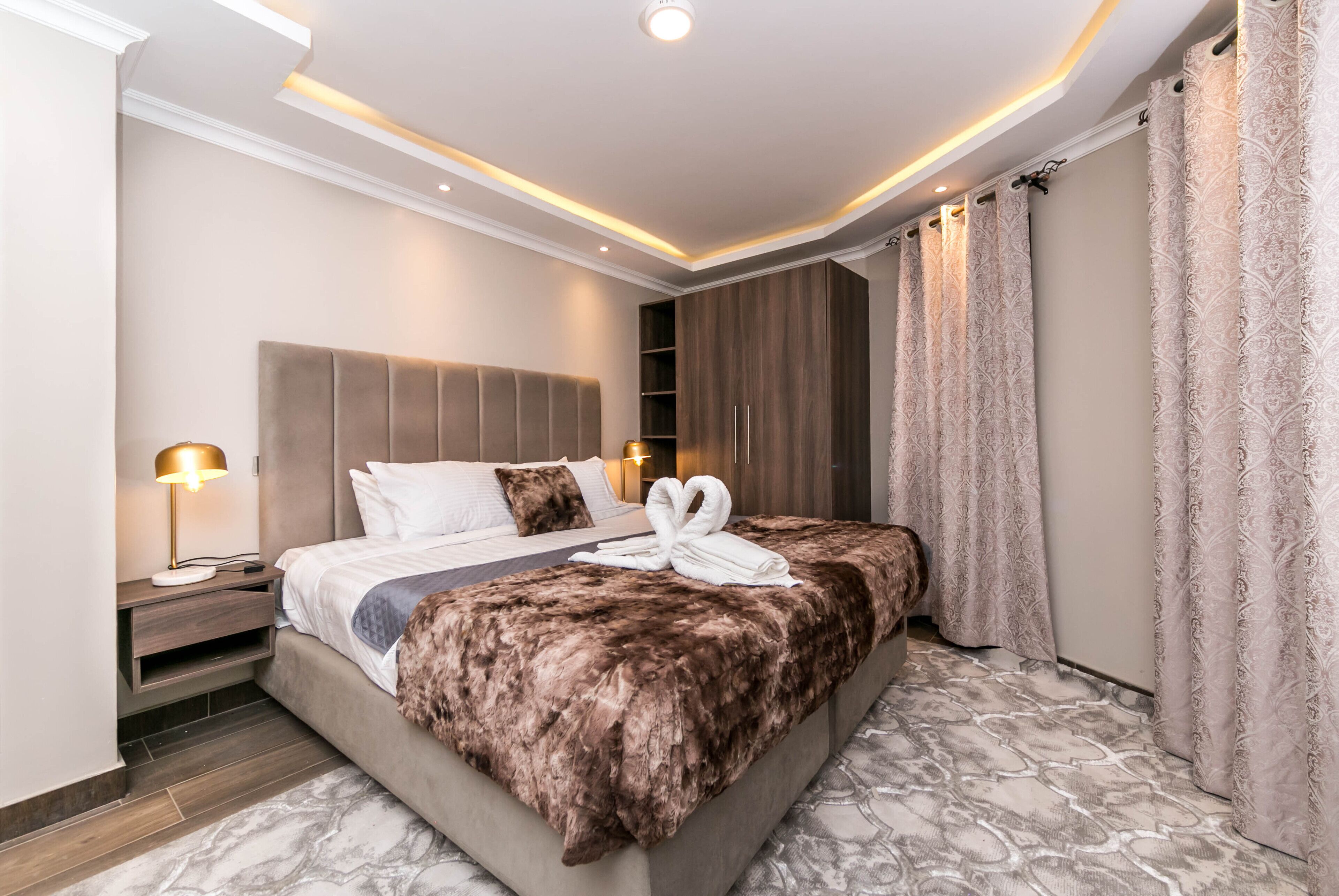 特厚豪華床墊、手提電腦工作空間、遮光窗簾/窗簾、隔音