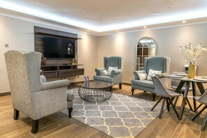 أسرّة بطبقة علوية مريحة ومساحة عمل للكمبيوتر المحمول وستائر تعتيم