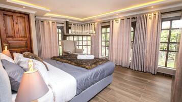 Pillowtop-Betten, laptopgeeigneter Arbeitsplatz, Verdunkelungsvorhänge