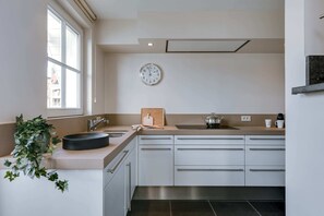 Kylskåp, mikrovågsugn, ugn och spishäll