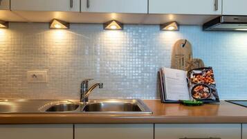 Fridge, microwave, stovetop, dishwasher