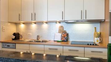 Fridge, microwave, stovetop, dishwasher