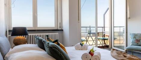 办公桌、旅行婴儿床、WiFi、床单