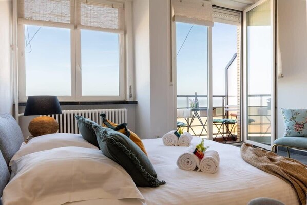 Escritorio, cuna de viaje, wifi y ropa de cama