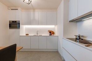 Kjøleskap, ovn, kokeplater og oppvaskmaskin