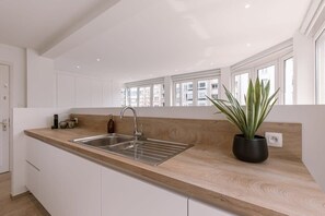 Kjøleskap, ovn, kokeplater og oppvaskmaskin