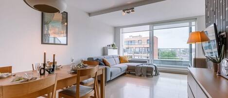 تلفزيون، ستيريو، مكتب