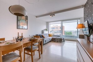 Télévision, chaîne hi-fi, espaces bureaux