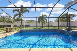Piscine chauffée, chaises longues