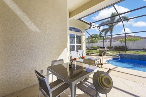 Traditional inland home w/ pool/spa/steps to shops