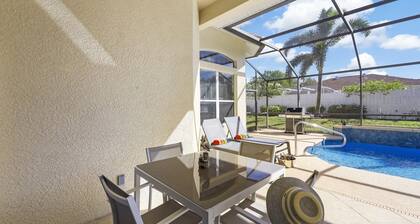 Traditional inland home w/ pool/spa/steps to shops