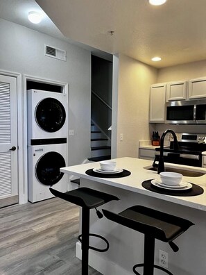 Refrigerador, microondas, horno y parrilla de estufa 