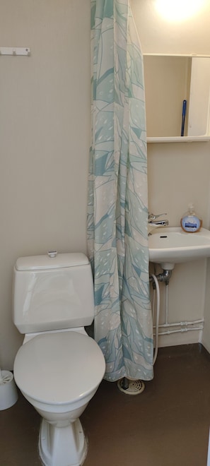 Shower, towels - THE Roomz  (Kotka)