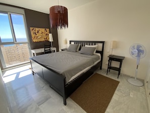 2 slaapkamers, een bureau, een strijkplank/strijkijzer, reisbedje