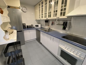 Een koelkast, een microgolfoven, een oven, een kookplaat